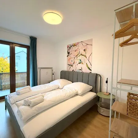 Perfekt Fuer 4-6! Kueche Garage S-bahnhof Flughafen Appartement