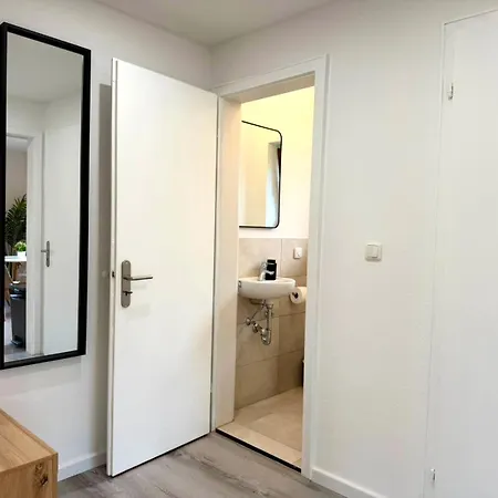 Perfekt Fuer 4-6! Kueche Garage S-bahnhof Flughafen Appartement *
